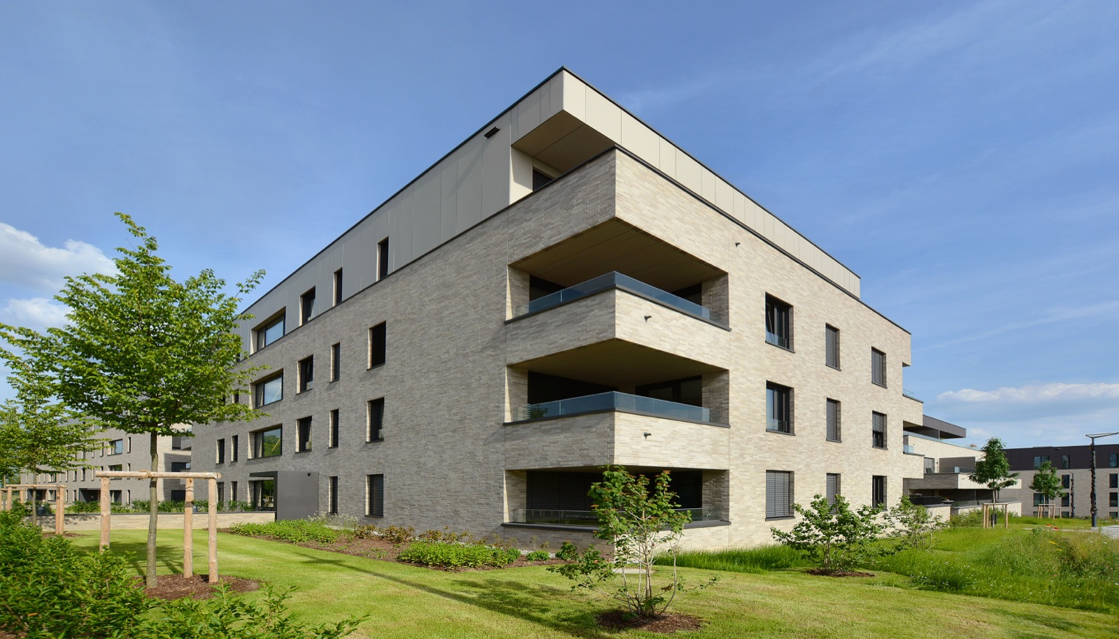 Brick residential building with corner loggias in Les Allées Vertes